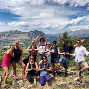 Yoga Gruppe in den Bergen Frankreichs