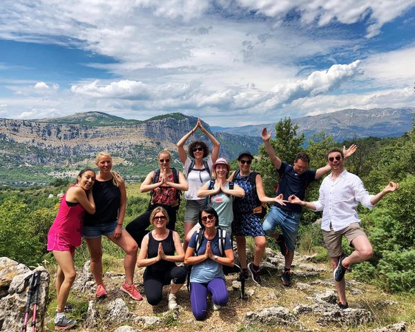 Yoga Gruppe in den Bergen Frankreichs