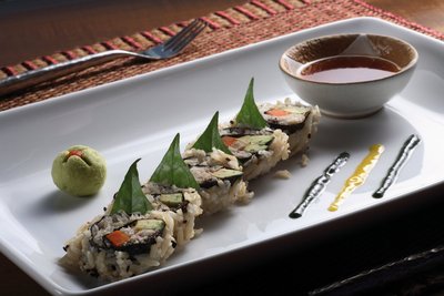 Leckers Sushi mit ausgewählten Zutaten