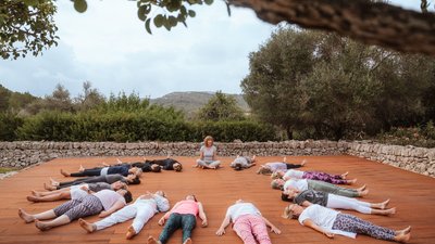 Abschließendes Shavasana unter freiem Himmel