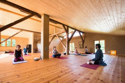 Großzügiger Yoga-Raum im Haus am Watt