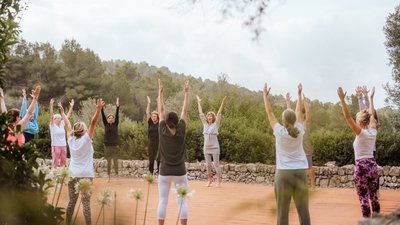 Vitalisierende Yoga-Praxis unter freiem Himmel Vitalisierende Yoga-Praxis unter freiem Himmel