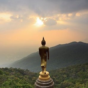 Goldene Buddha-Statue mit Blick auf Sonnenaufgang über den Bergen