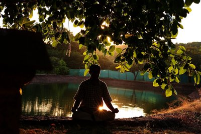 Genießen Sie die Stille bei einer Meditation im Grünen