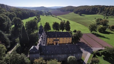 Viele verwunschene Wege führen durch den Wald und das weitläufige Tal.