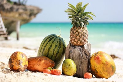 Frische Früchte am weißen Sandstrand genießen
