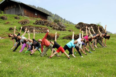 Yogagruppe mit Iyengar-Yogalehrerin Uli Hawel