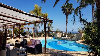 Der großzügige Pool des Hotel Galanias auf Sardinien lädt zu einer kühlen Erfrischung ein.