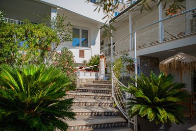 In der Anlage des Hotel Kalura finden Sie überall grüne Pflanzen