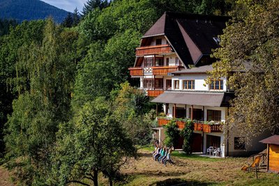 Gemeinsam vor dem Steinweiden Retreat Center Yoga üben