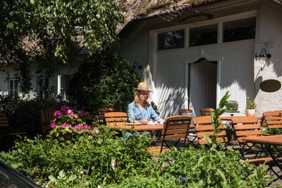 Nach dem Yoga gemütlich ein Buch auf der Terrasse lesen