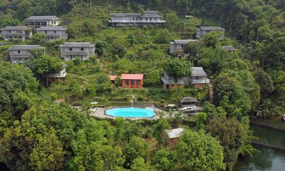 Genießen Sie eine unvergleichliche Sicht auf das malerische Seeufer