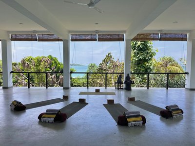 Genießen Sie beim Yoga den Blick auf auf den Ozean