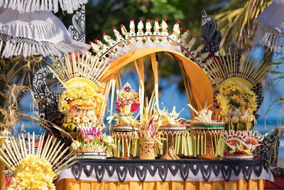 Hochzeit auf Bali - farbenfroher Schmuck für eine wunderschöne Atmosphäre