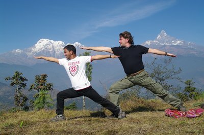 Während der Rundreise durch Nepal erleben Sie Yoga mit Blick auf den Himalaya