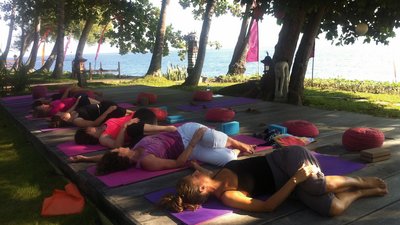 Den Wind und sanften Sonnenstraheln spüren - auf der Yoga-Plattform direkt am Meer