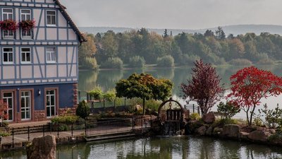 Umringt von grünen Wäldern liegt das Seehotel Niedernberg an einem ruhigen See