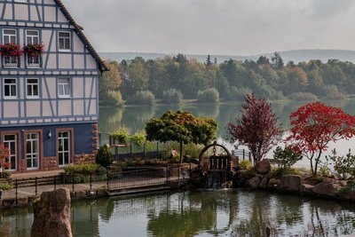 Umringt von grünen Wäldern liegt das Seehotel Niedernberg an einem ruhigen See