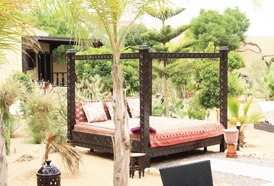 Entspannen Sie in einer der gemütlichen balinesischen Sonnenliegen im Garten der Tiger Lounge