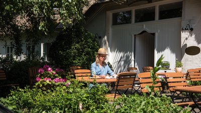Nach dem Yoga gemütlich ein Buch auf der Terrasse lesen Nach dem Yoga gemütlich ein Buch auf der Terrasse lesen