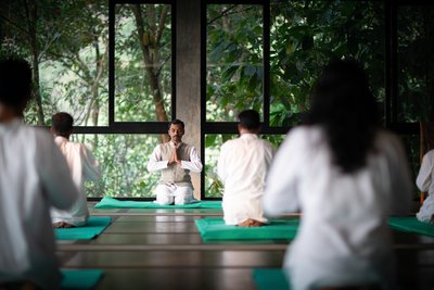 Beim Yoga zur Ruhe kommen und den Alltagsstress vergessen