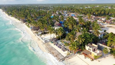 Am weißen Sandstrand spazieren Am weißen Sandstrand spazieren