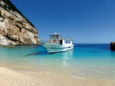 Ein Bootsausflug im kristallklaren türkis-blauem Meer auf Sardinien