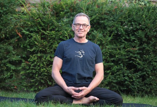 Yogalehrer Bernhard Hoppen-Leuschen