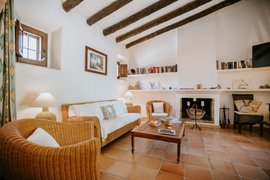 Das Wohnzimmer der Menorca Suite mit mediterranen Flair