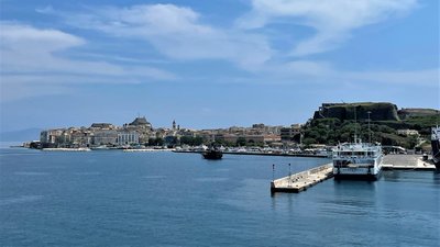 Ausblick auf Korfu Stadt von der Fähre aus