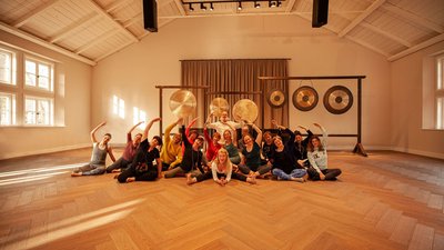 Gemeinsam in kleinen Gruppen Yoga üben