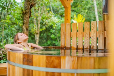 Entspannen Sie sich im Whirlpool mit Holzoptik