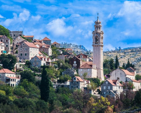 Mittelalterliches Dorf mit Kirche in Kroatien