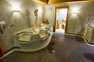 Eintreten & wohlfühlen: Der großzügige Wellness-Bereich des Naturhotel Lechlife bietet Ihnen erholsame Momente.
