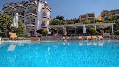 Nach dem Frühstück ein Sprung in den Pool Nach dem Frühstück ein Sprung in den Pool