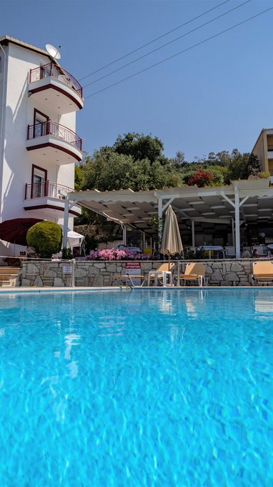 Nach dem Frühstück ein Sprung in den Pool