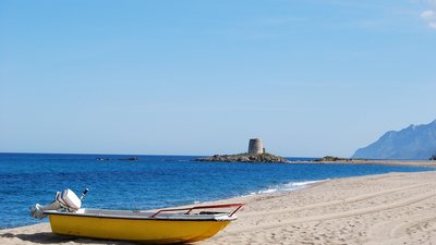 Entspannen Sie am menschenleeren Strand von Torre di Bari