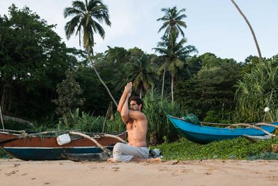 Durch seine traumhafte Lage üben Sie im Talalla Yoga direkt am langen Sandstrand