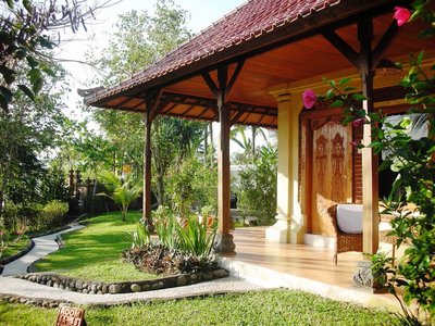Kleine Wege schlängeln sich durch den Garten zu Ihrer traumhaft schönen Unterkunft im Puri Dajuma