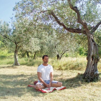 Yogalehrer Dr. Christoph Lucerna bei einer Meditation in den Olivgärten 