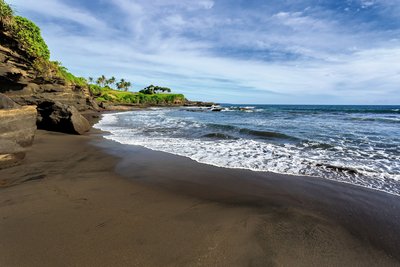 Auch ein schwarzer Strand kann entzücken