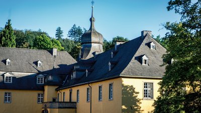 Das Schloss Melschede ist ein ehemaliges Wasserschloss in Hövel