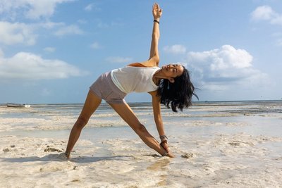 Yoga üben am Strand Sansibars