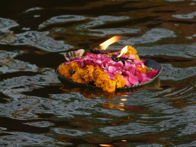 Kultur Erlebnis Gruppenreise Varanasi Ganges Aarti Lichterfest Rishikesh