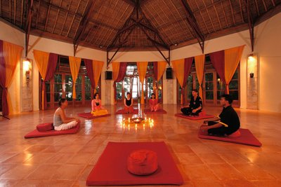 Üben Sie gemeinsam in der Gruppe Yoga im Bali Mandala