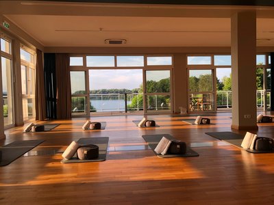 Yoga mit Blick auf den See üben