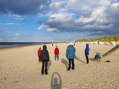 Atmen Sie tief durch bei der Meditation am Strand