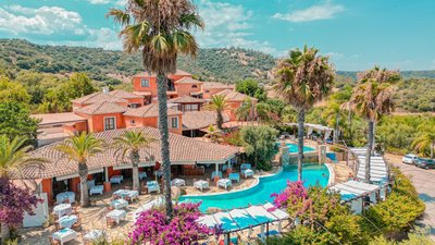 Das Hotel Galanias inmitten der Palmen