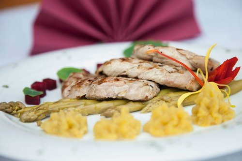 Das Essen wird auch frischen und regionalen Zutaten zubereitet