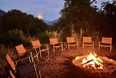 Mit Gleichgesinnten am Feuer zusammensitzen